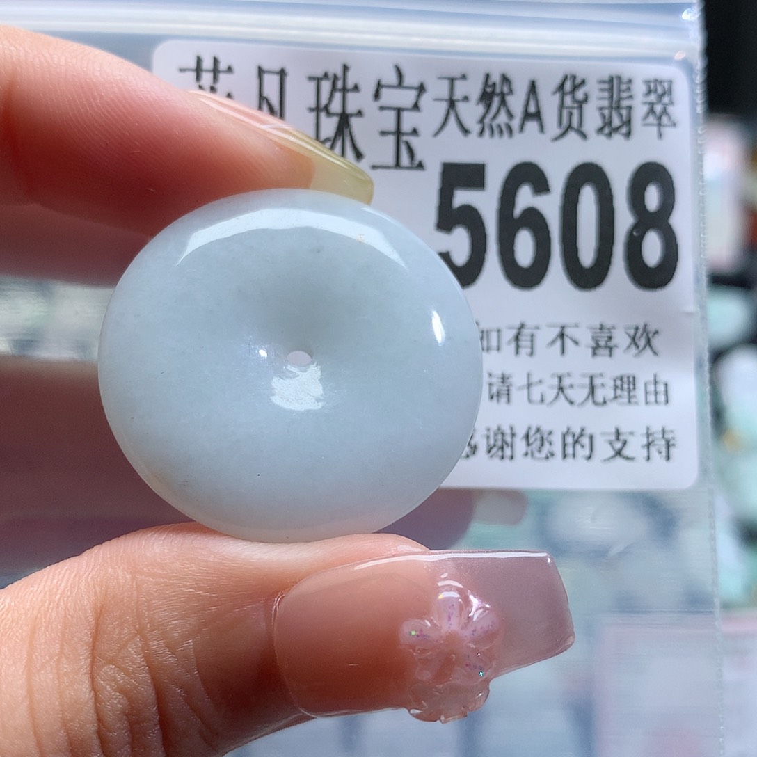 翡翠挂件未镶嵌，