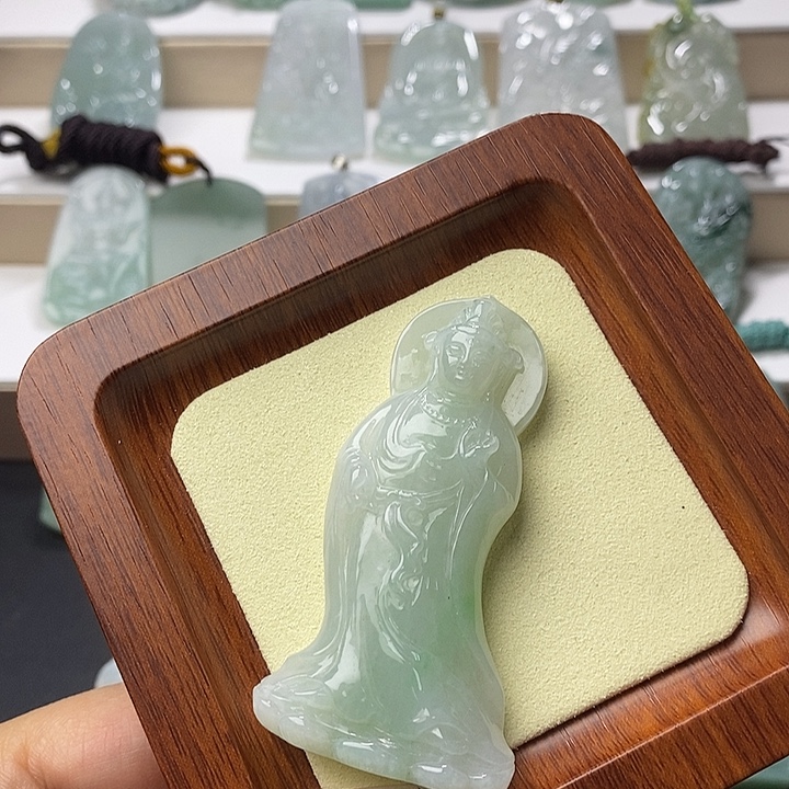翡翠未镶嵌颈饰站观音