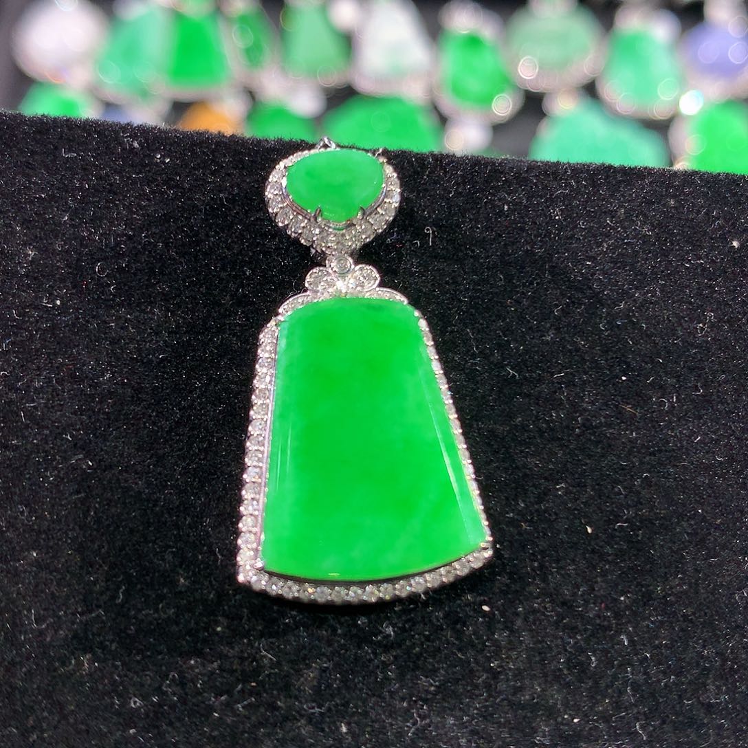 *****翡翠18K金镶嵌颈饰