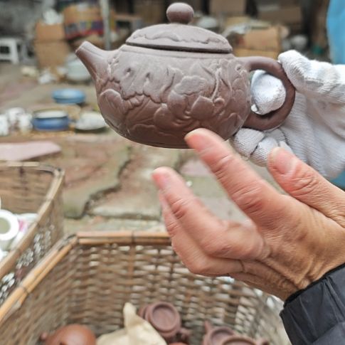 库存微瑕紫砂壶一个