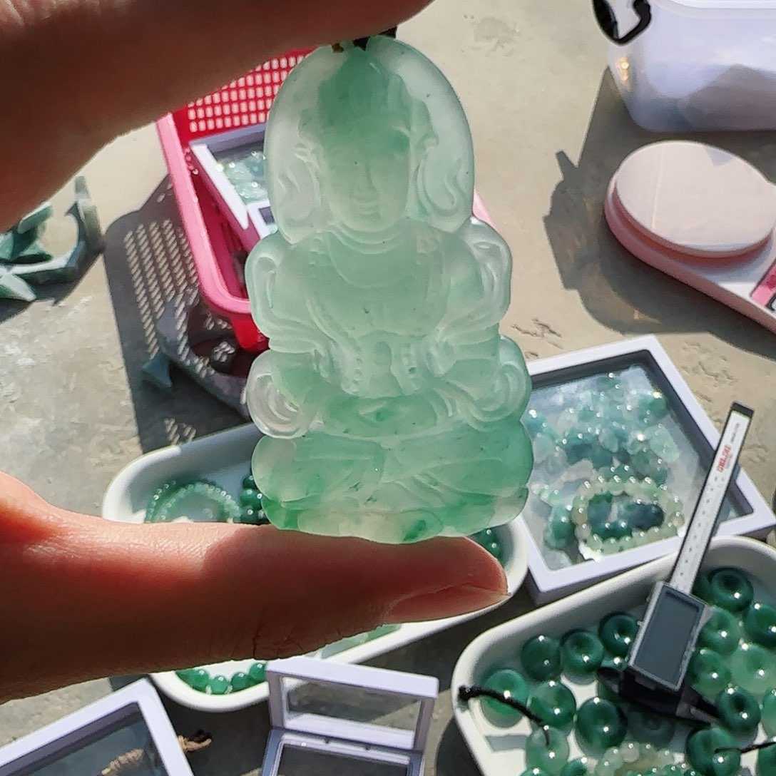 石英质玉颈饰未镶嵌吾****人