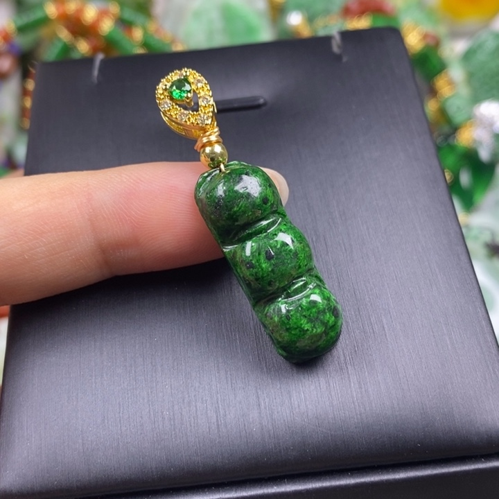 翡翠未镶嵌吊坠(赠链)