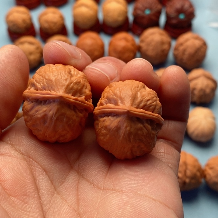 文玩核桃把件精品文玩手捻绣球元