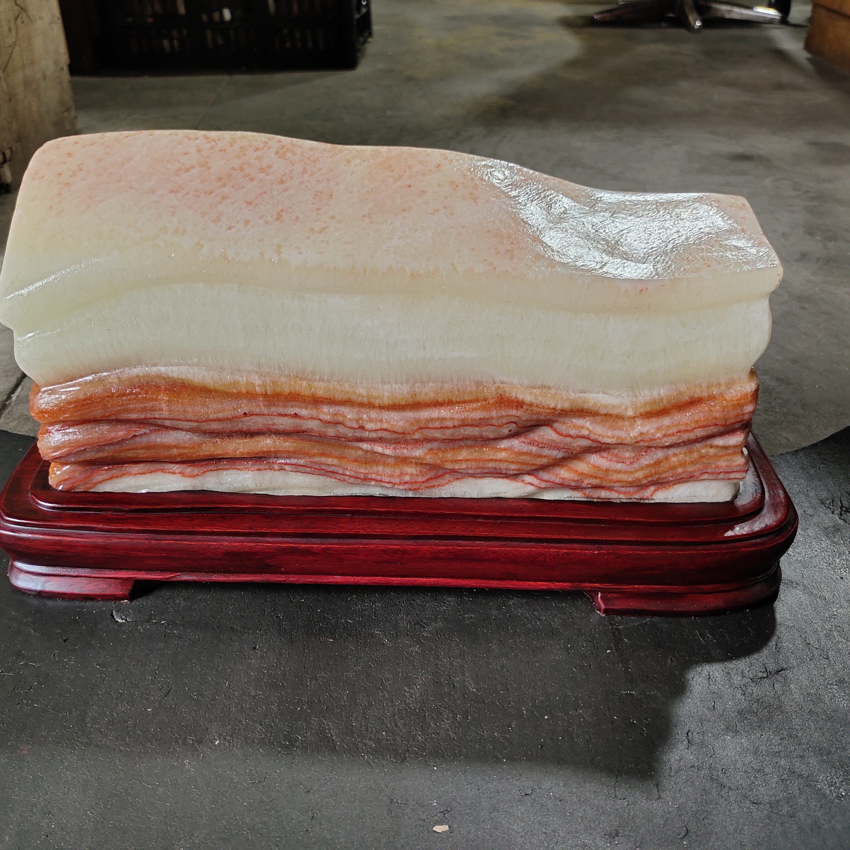 广西天然猪肉石摆件,石头长35*8.5*15含座长40高20cm,25.8斤