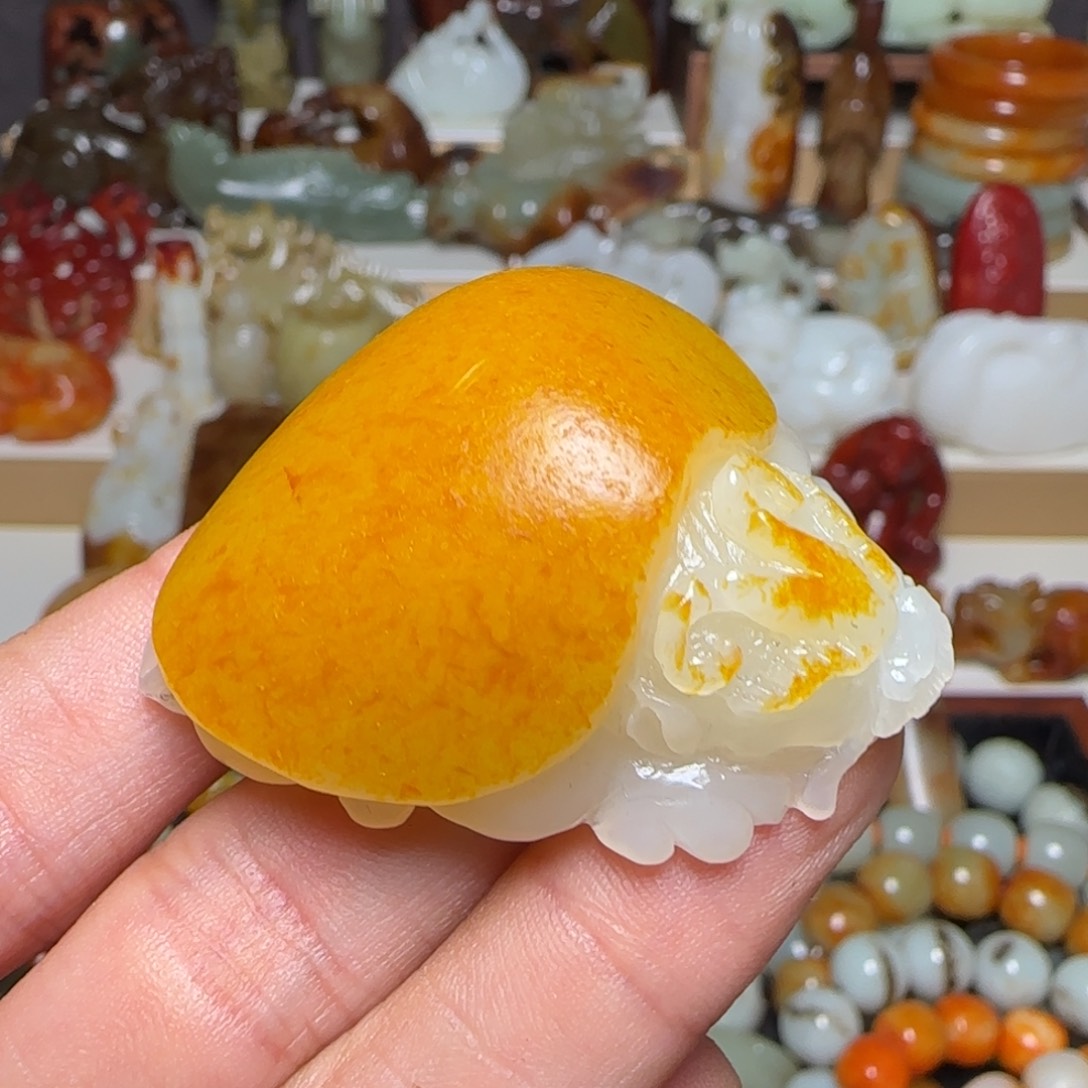 佛***忠和田玉未镶嵌颈饰