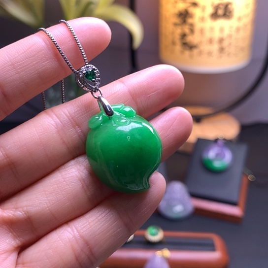 翡翠未镶嵌吊坠(赠链)