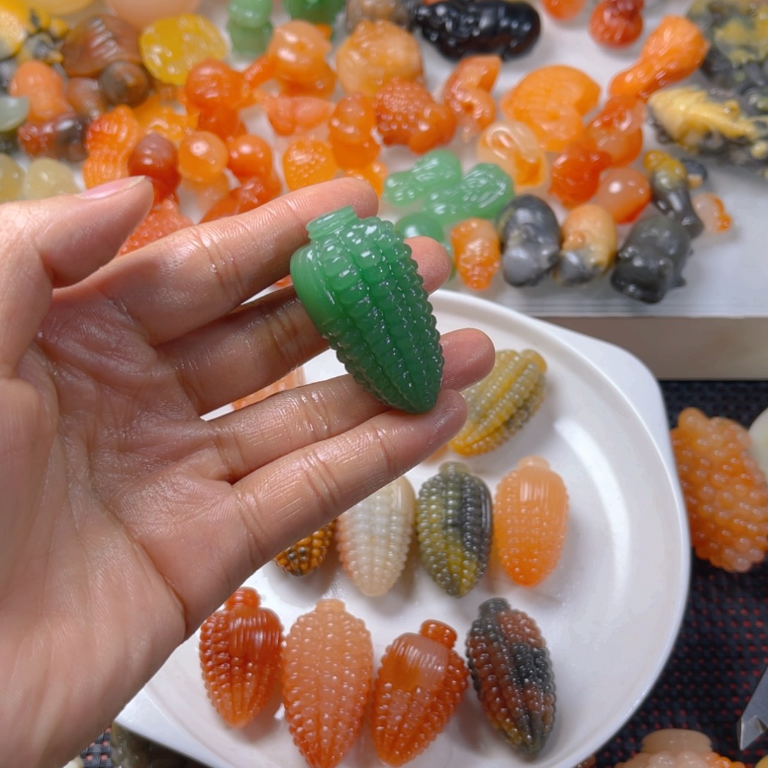 肖***雄石英质玉（金丝玉）未镶嵌颈饰