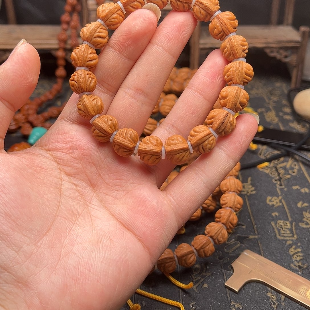 吊坠桃核小金豆手串