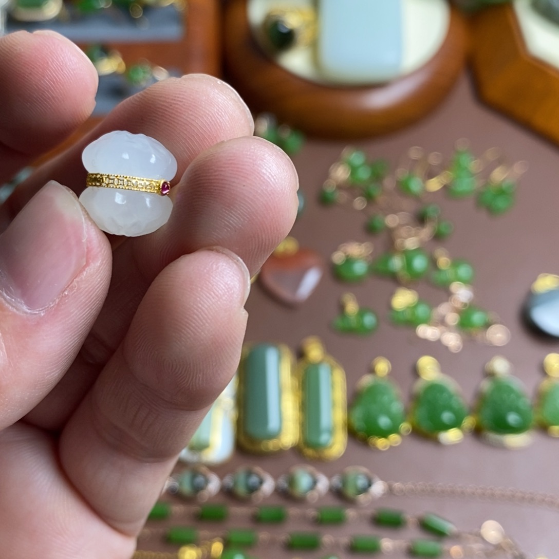 和田玉颈饰18K金镶嵌