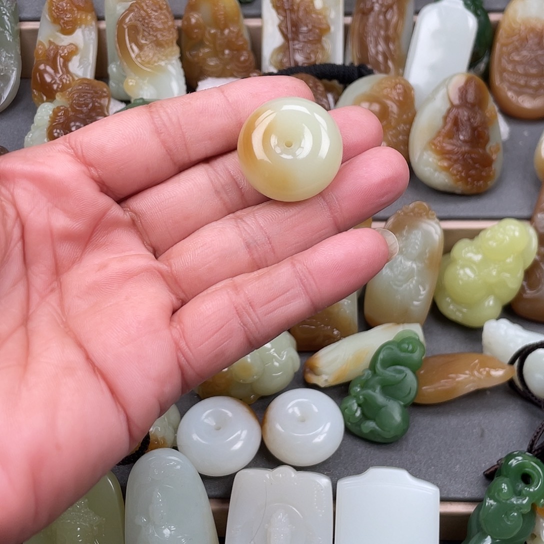 想****和田玉未镶嵌颈饰