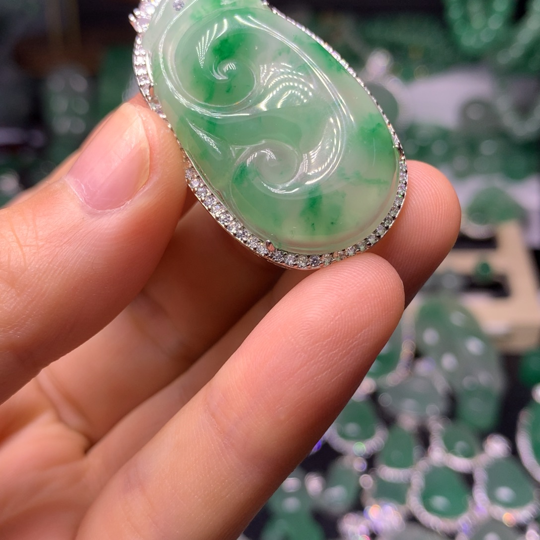 银***声石英质玉（非洲翠）未镶嵌颈饰