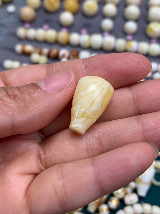 天然蜜蜡橘底虎皮三通13.1*12.6*22mm（误差0.1mm）