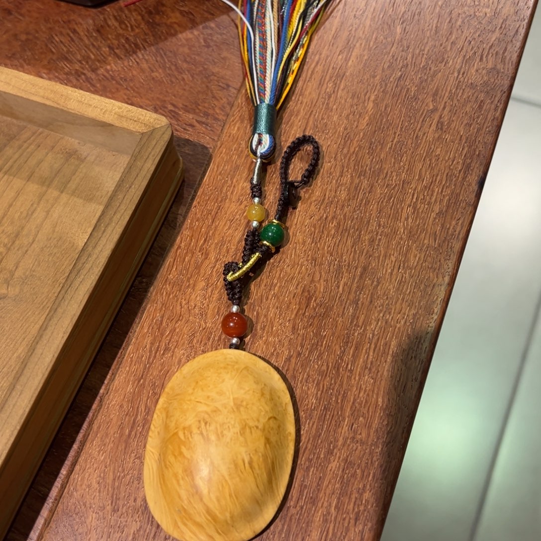 字***在乌木类成套家具黄杨木瘤疤手把件