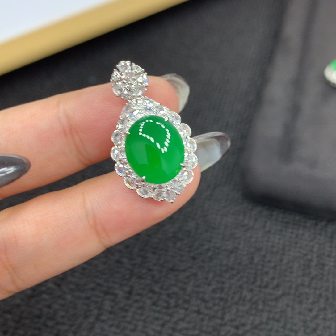 颈饰18K金镶嵌翡翠焓*蛋