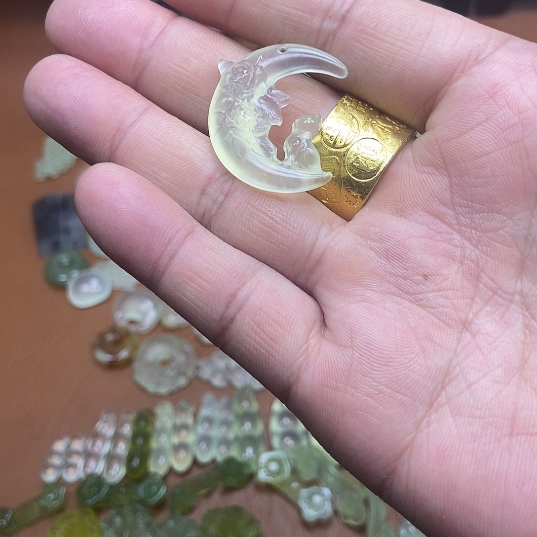 蛇纹石玉未镶嵌颈饰