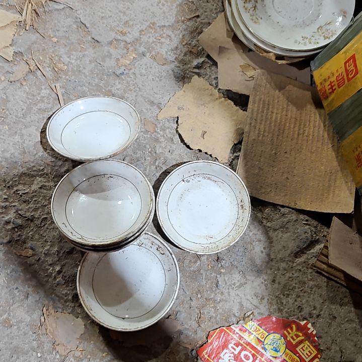 摆件盘子碗茶壶啥都有