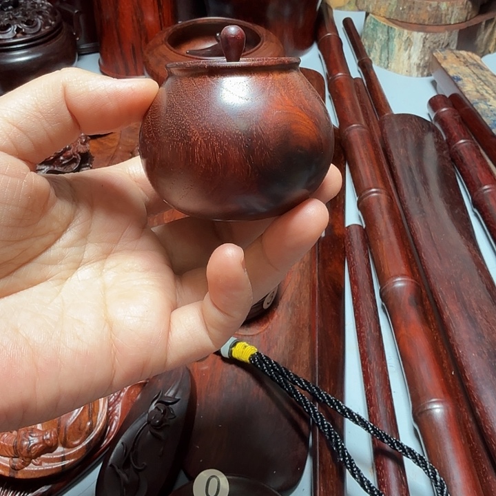 有***思印度小叶紫檀小瓶