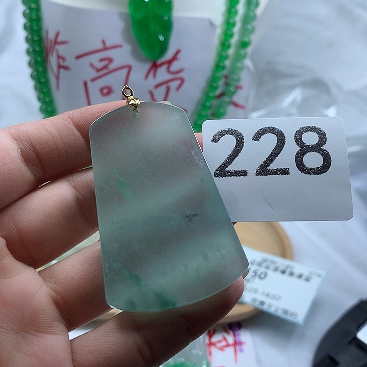 翡翠未镶嵌吊坠(赠链)