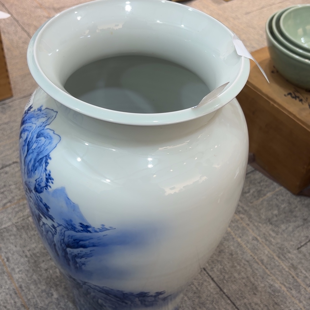 老***哥非常喜欢这个瓷器