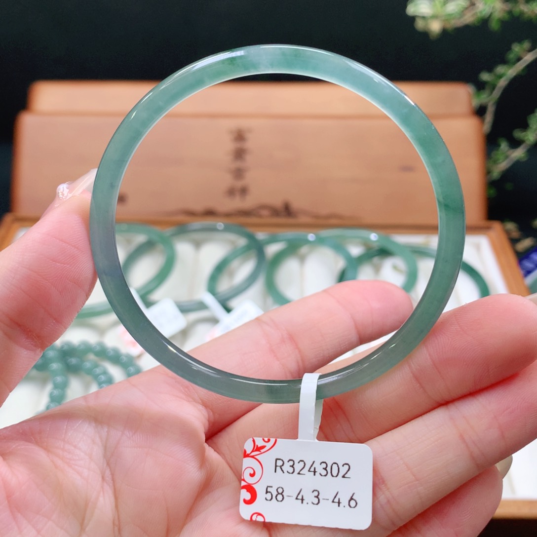 翡翠手镯未镶嵌天然