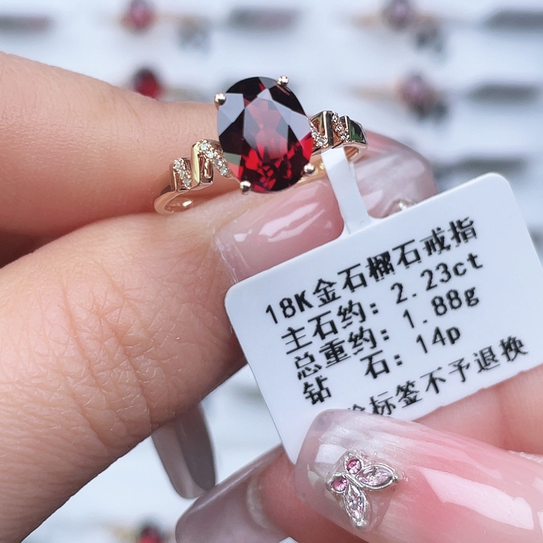 18K金镶嵌戒指石榴石