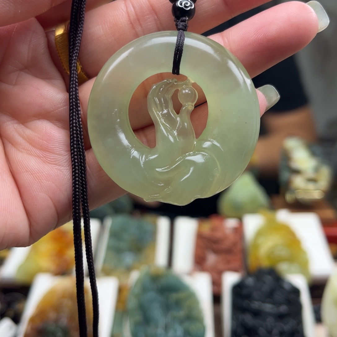 岫玉未镶嵌颈饰挂件