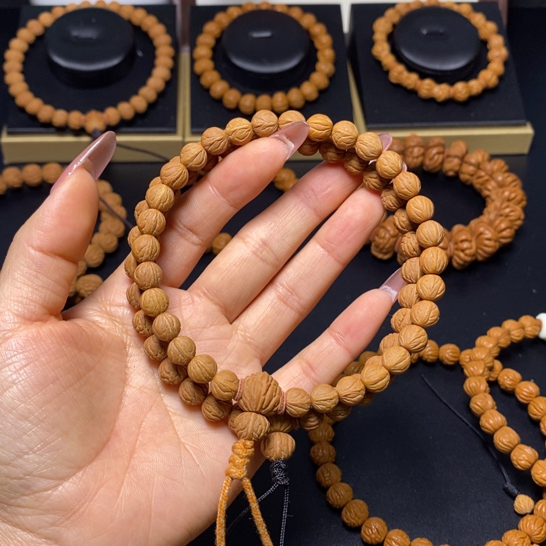 顾***右桃核吊坠秦岭文玩