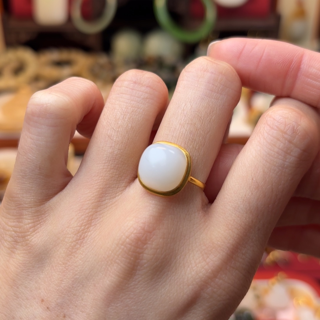 和田玉戒指18K金镶嵌