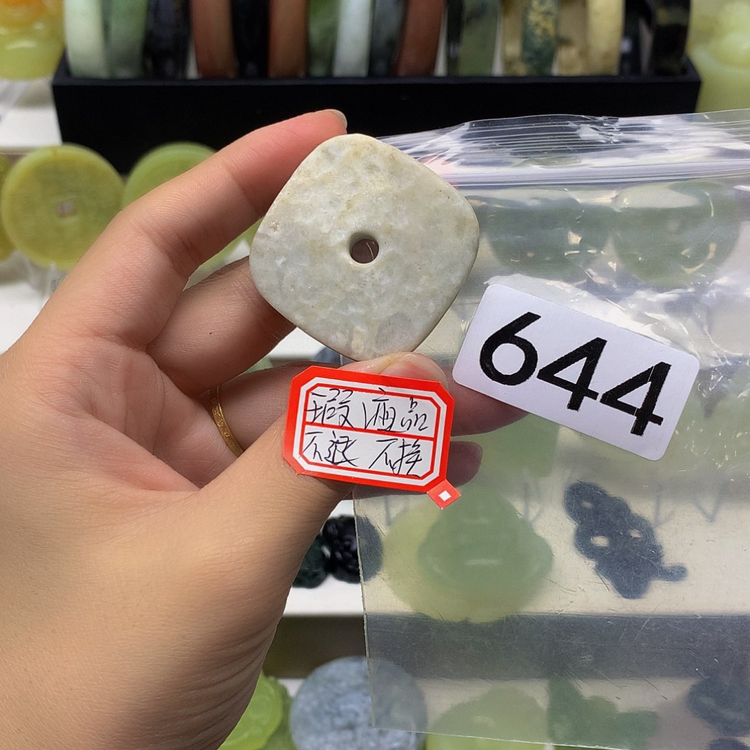 蛇纹石玉颈饰未镶嵌