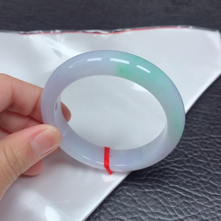 翡翠手镯未镶嵌。