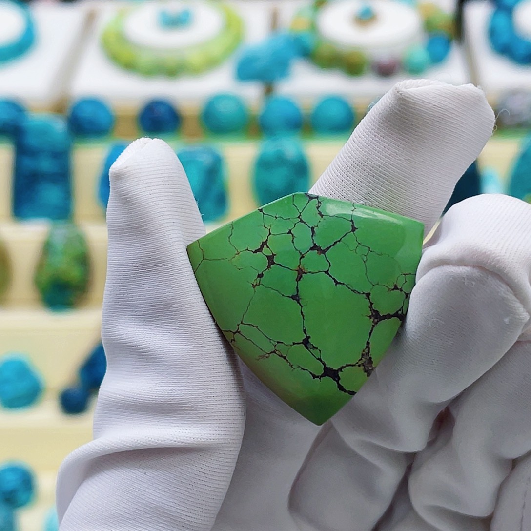 绿松石未镶嵌颈饰