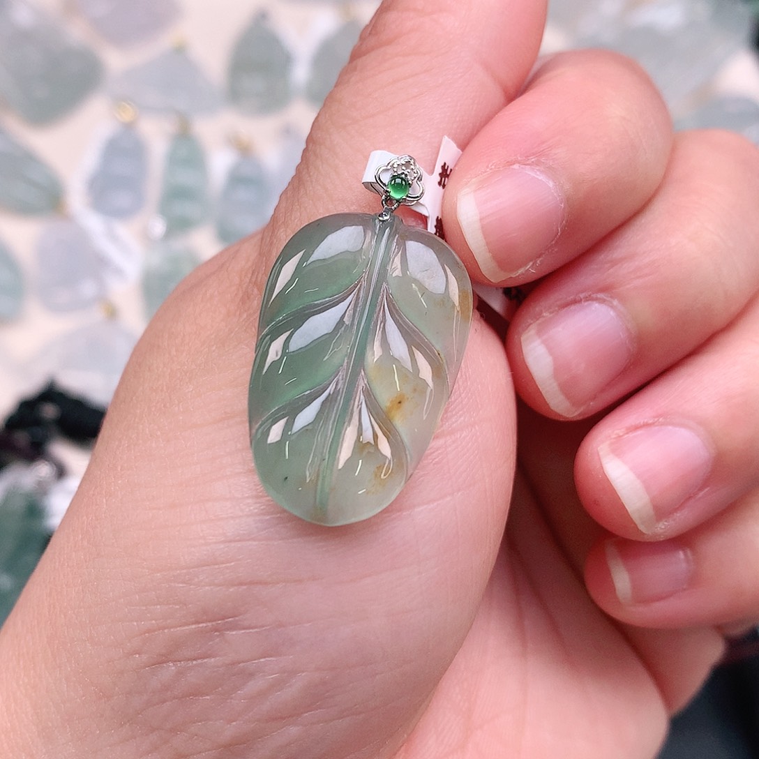 翡翠颈饰18K金镶嵌冰胶叶子
