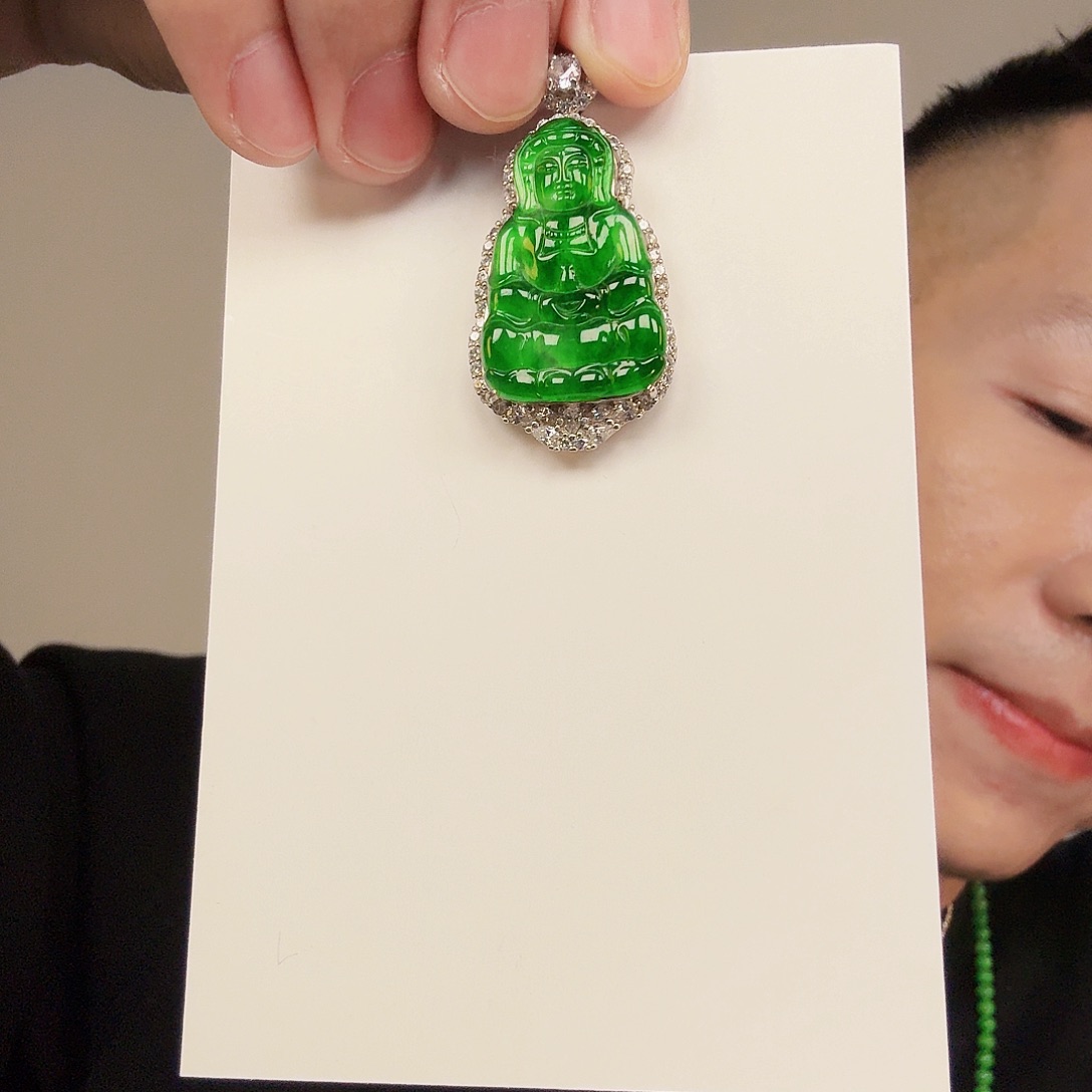 翡翠未镶嵌颈饰一件