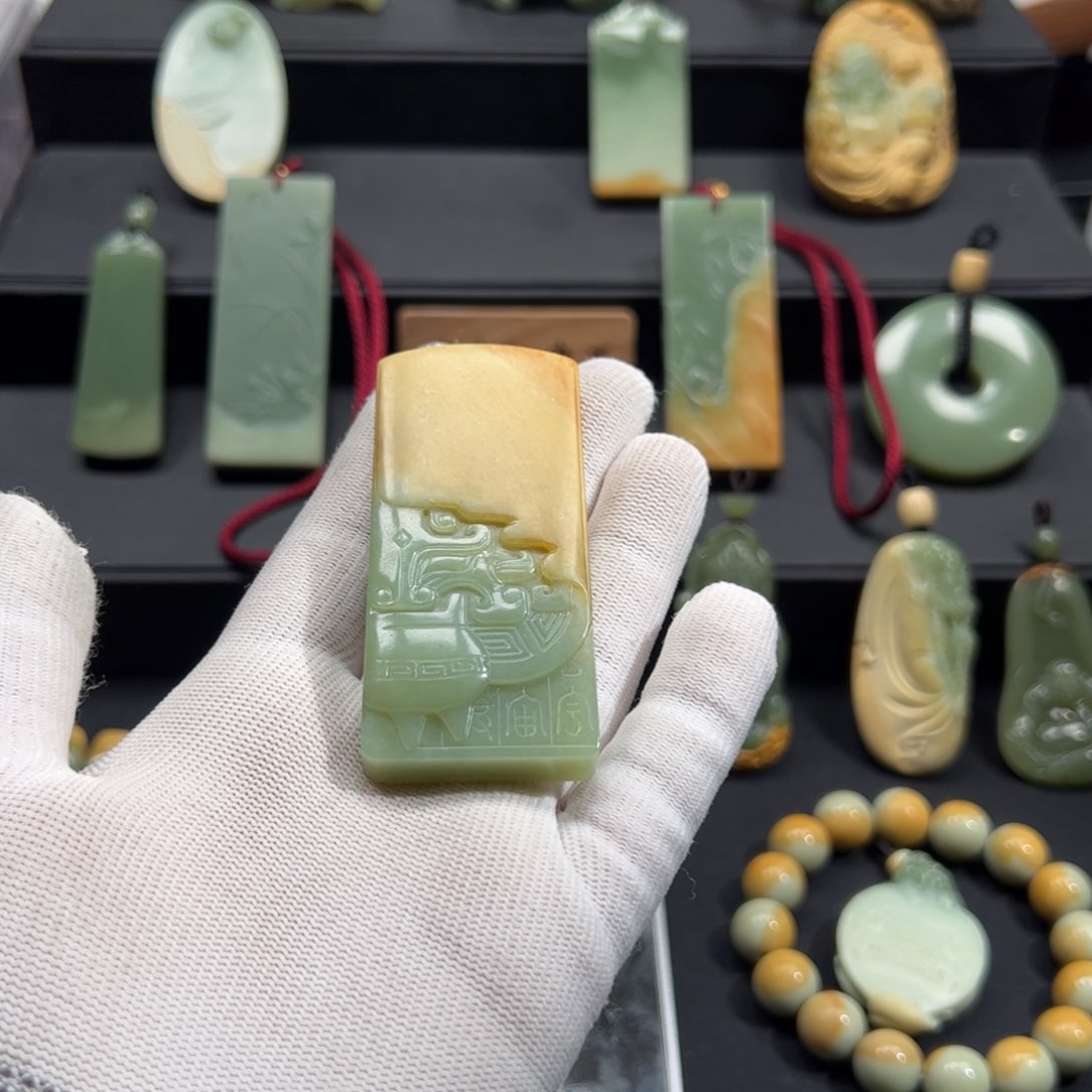 岫岩河磨玉（透闪石质玉）颈饰未镶嵌颜*