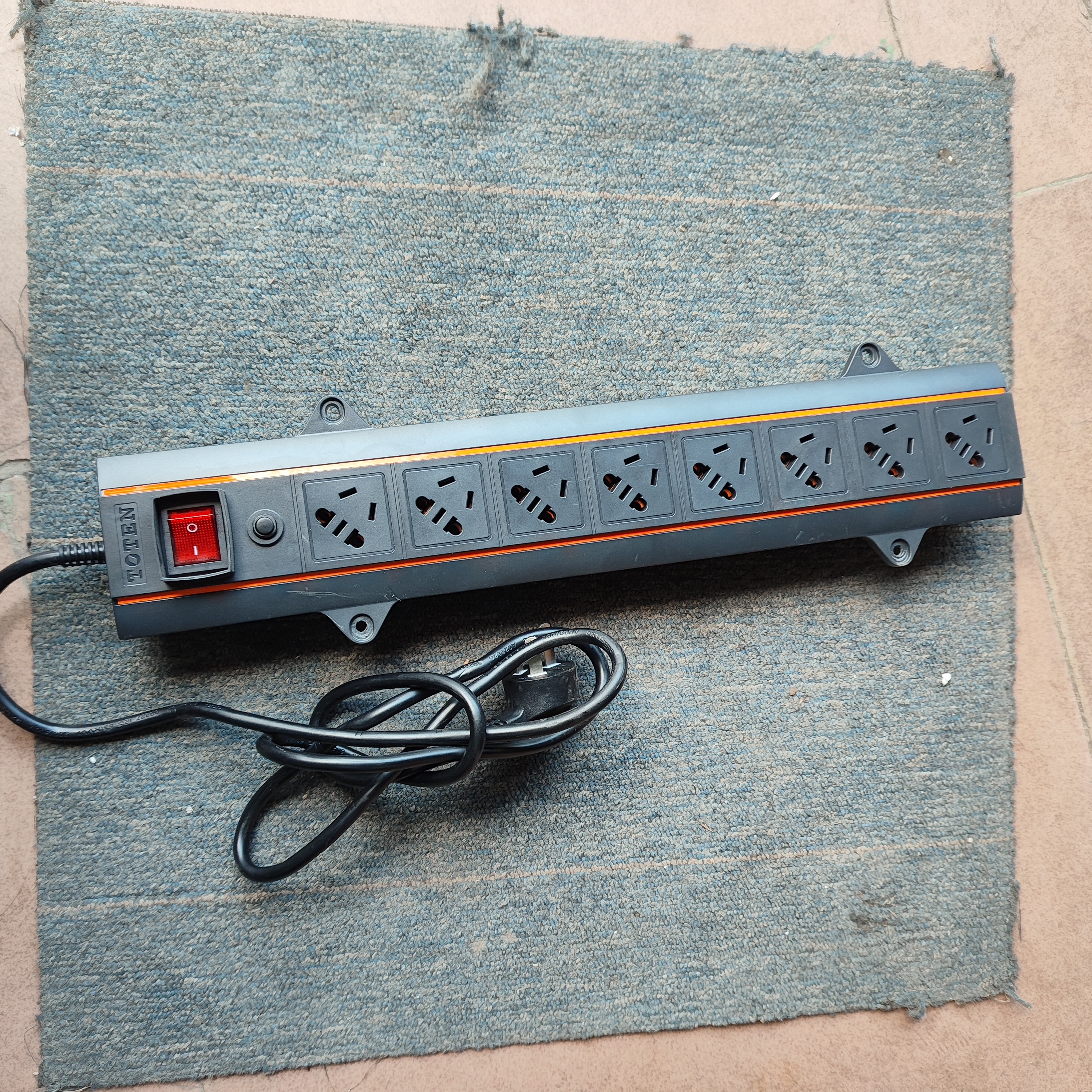 八新图腾8孔插座，220v10A，一个包邮的价格