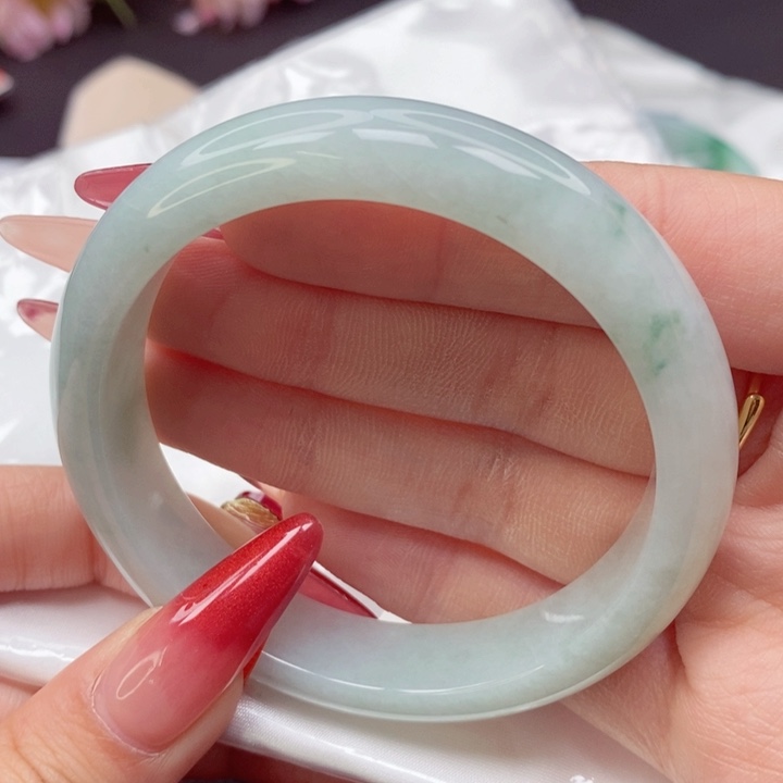 翡翠手镯未镶嵌56圈