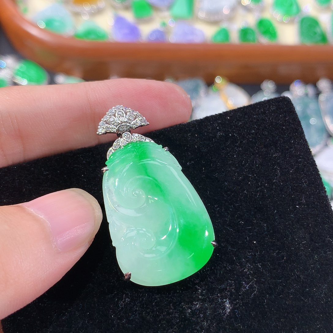 翡翠18K金镶嵌颈饰