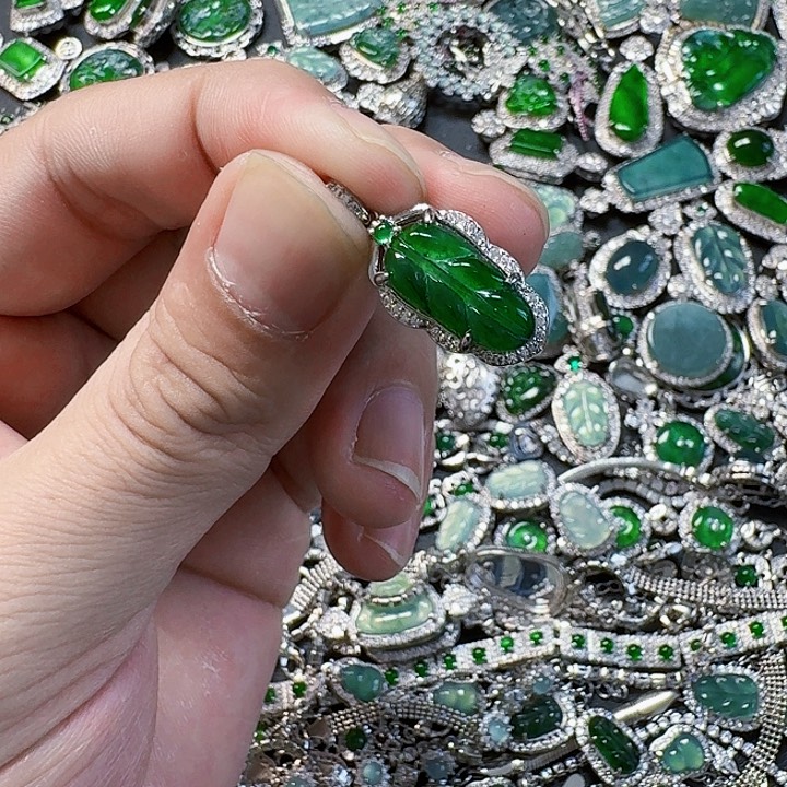 翡翠颈饰未镶嵌天然A货翡翠放漏