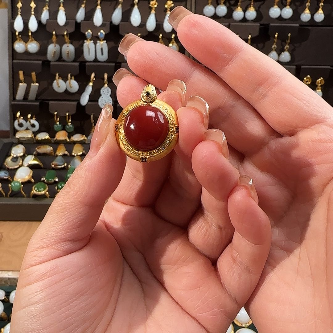 南红玛瑙颈饰18K金镶嵌