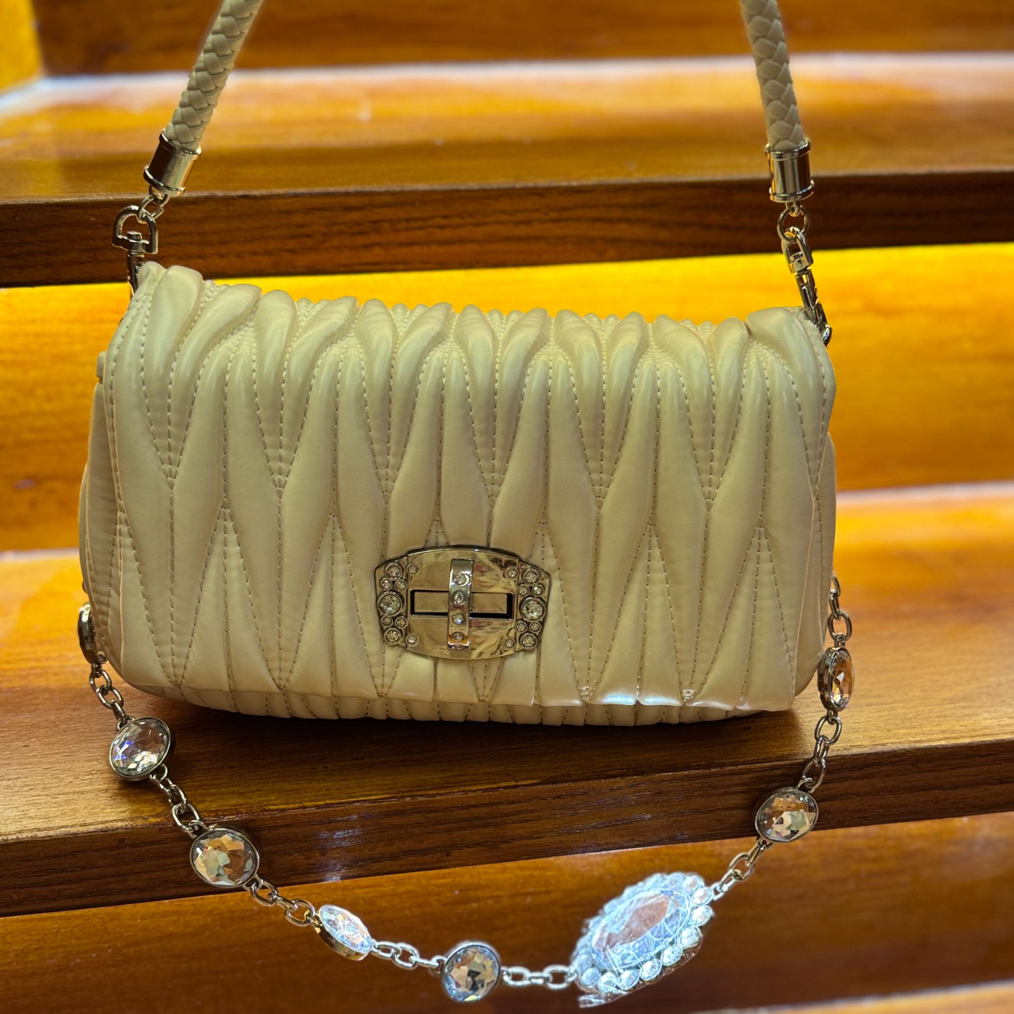 （亮灯牌点关注才可以拍）2025新款时尚百搭云朵褶皱包