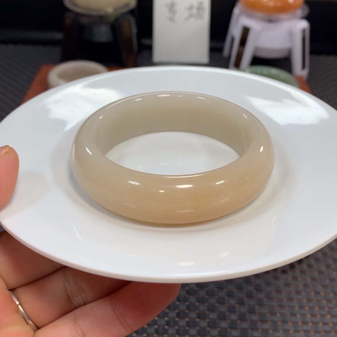 石英质玉（佘太翠）未镶嵌手镯漏60糖镯