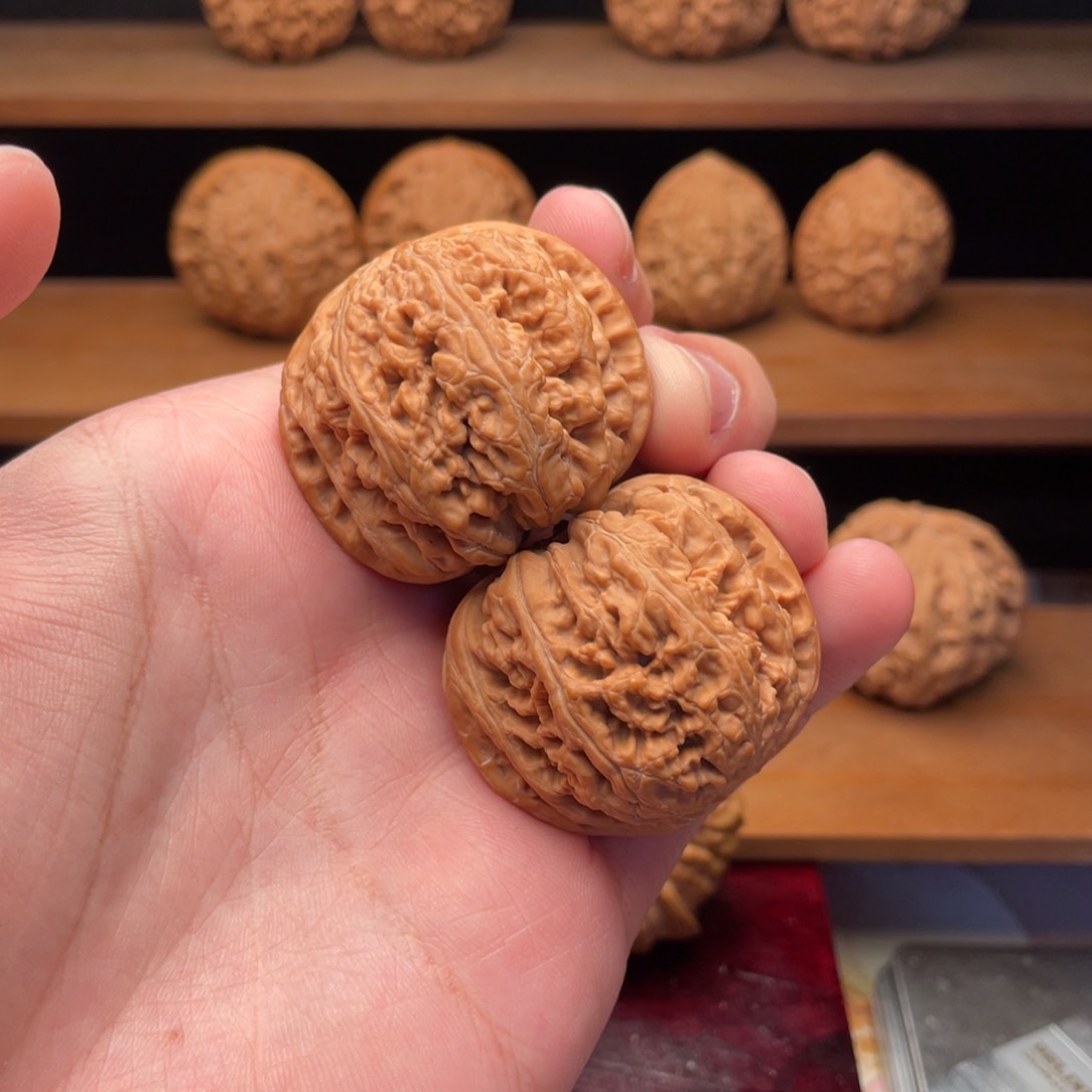 文玩核桃把件40圆润红皮球筋