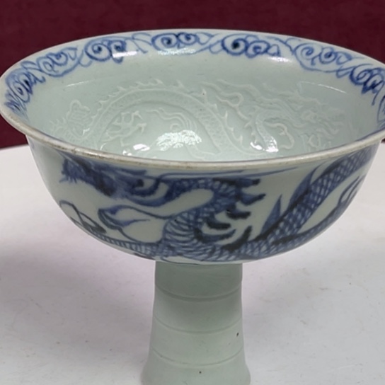 随***看青花龙纹雕刻高足碗