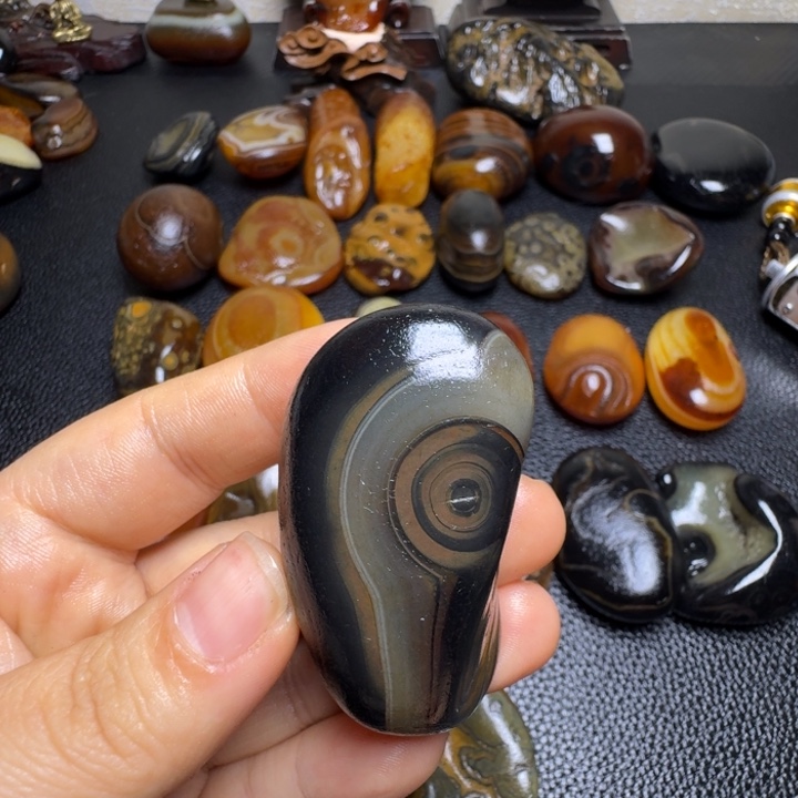 玩***练瓷片马达加斯加奇石手把件