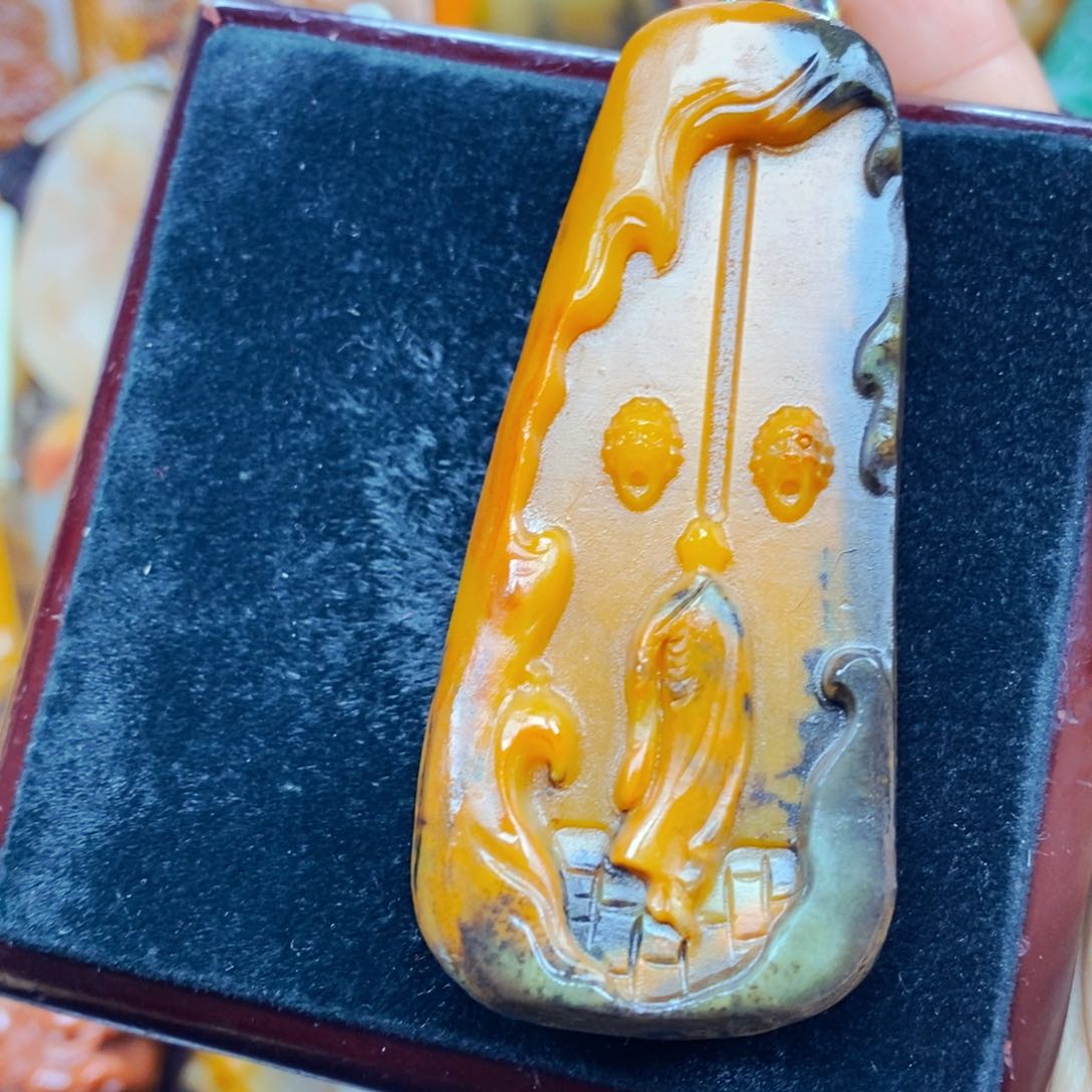 石英质玉（黄龙玉）足铂镶嵌颈饰