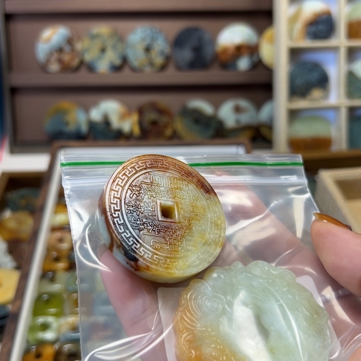 秋***U蛇纹石玉未镶嵌颈饰福利