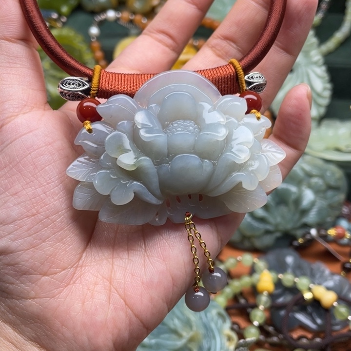 蛇纹石玉吊坠合金