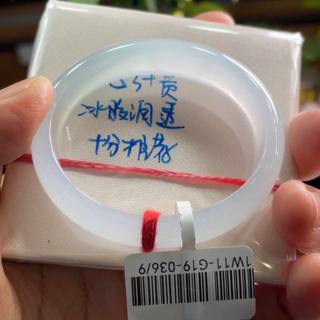 翡翠手镯未镶嵌翡翠