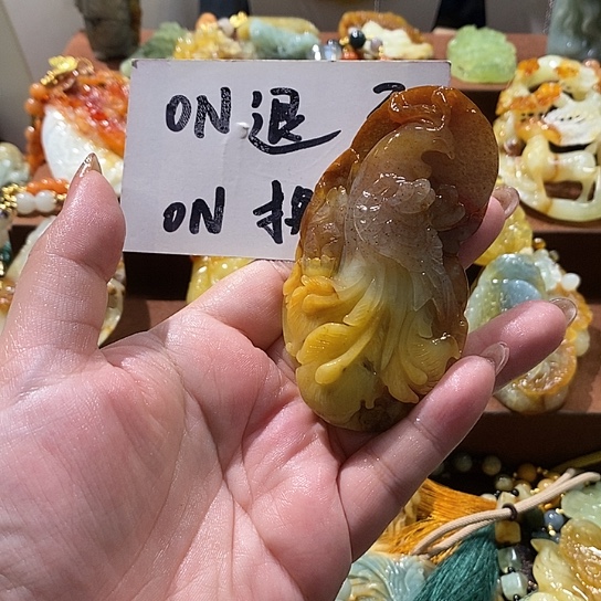 李***对蛇纹石玉未镶嵌颈饰