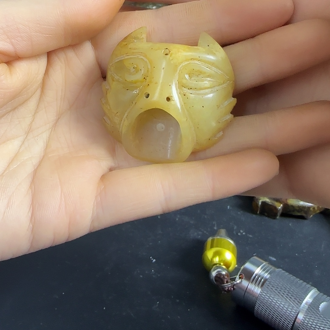 透闪石质玉挂件未镶嵌